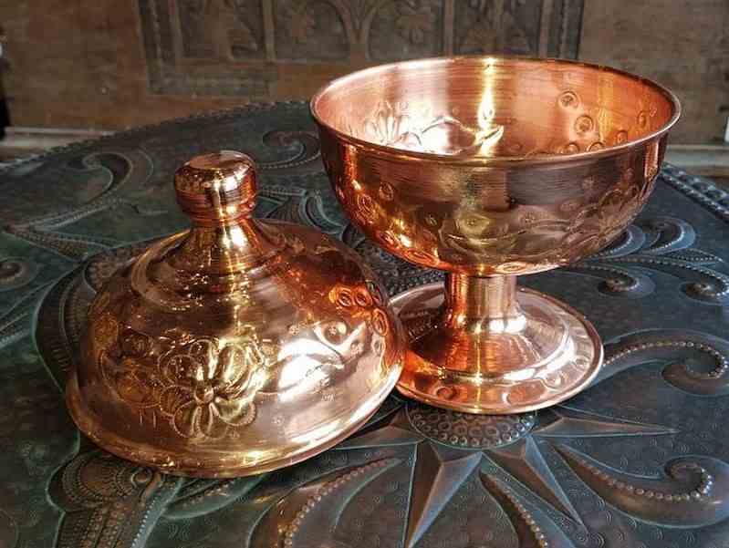 قندان مسی پایه دار مناسب چیدمان میزهای پذیرایی